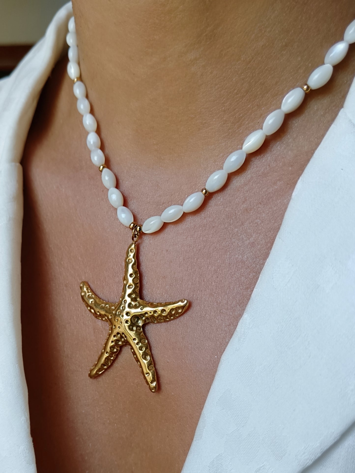 Collier étoile de mer en acier inoxydable doré et perles de nacre olives naturelles