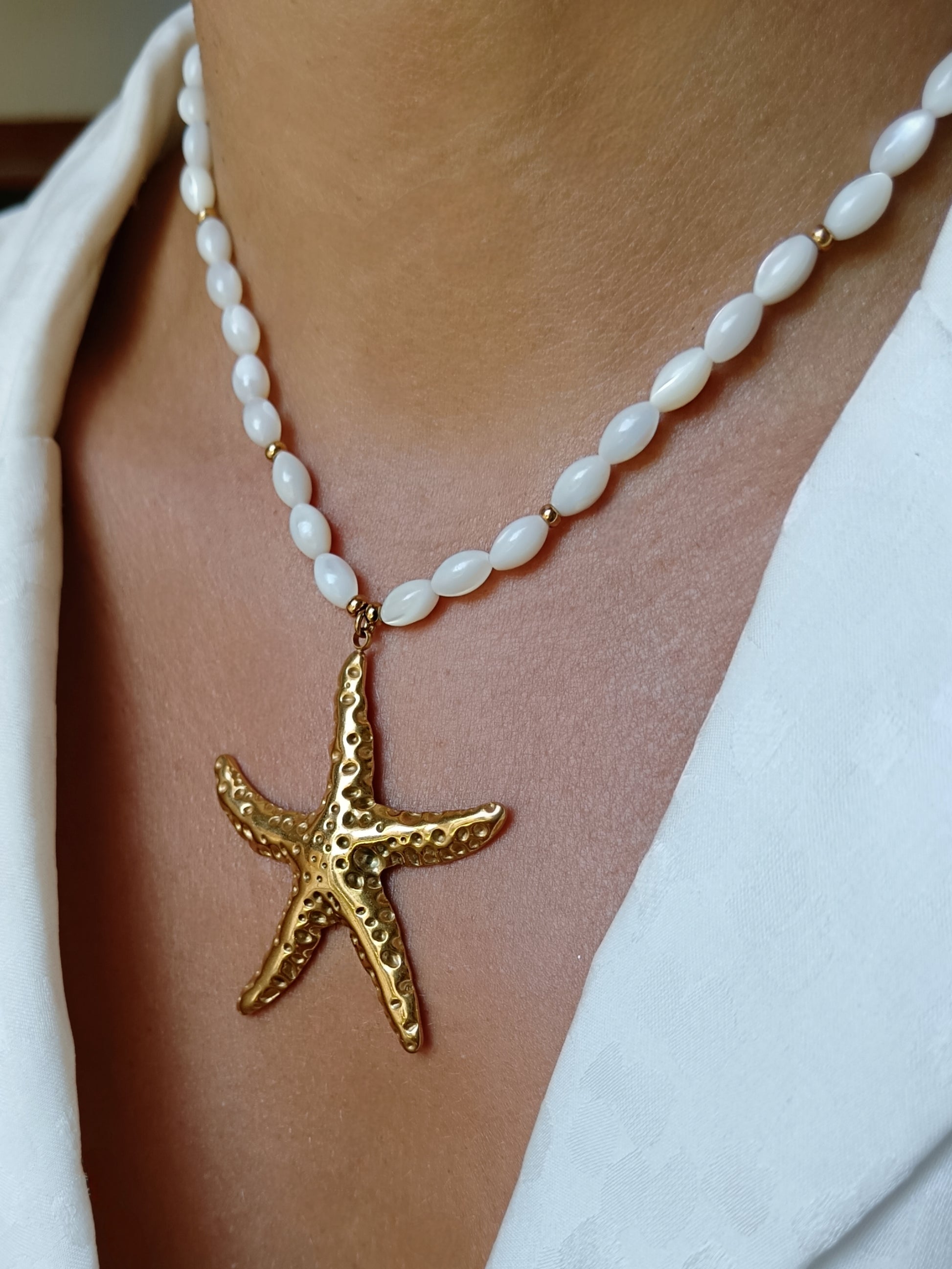 Collier étoile de mer en acier inoxydable doré et perles de nacre olives naturelles