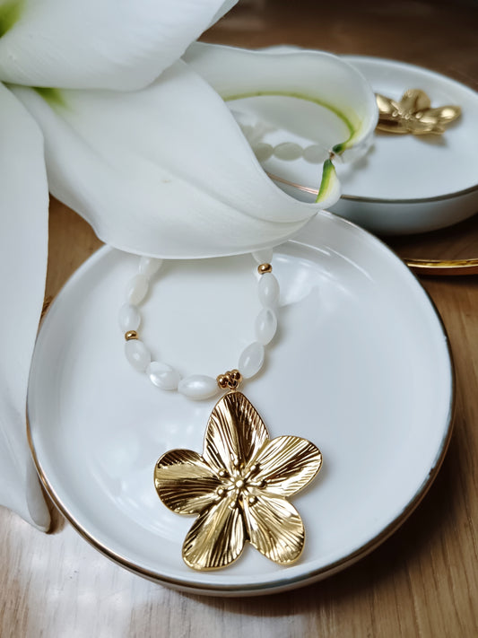 Collier fleur en acier inoxydable doré et perles de nacre olives naturelles