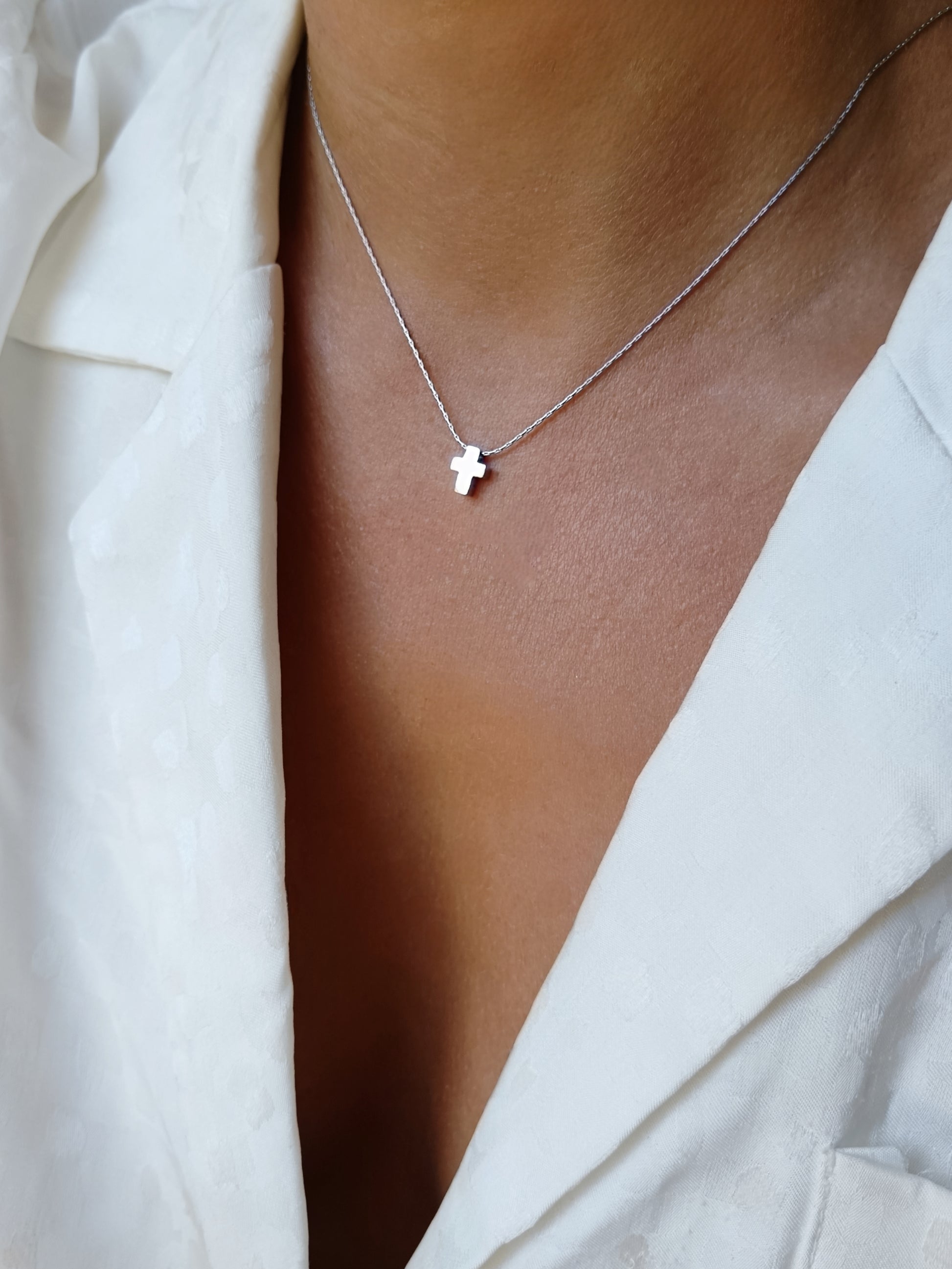 Collier chaîne fine Serpentine avec pendentif croix en acier inoxydable argent