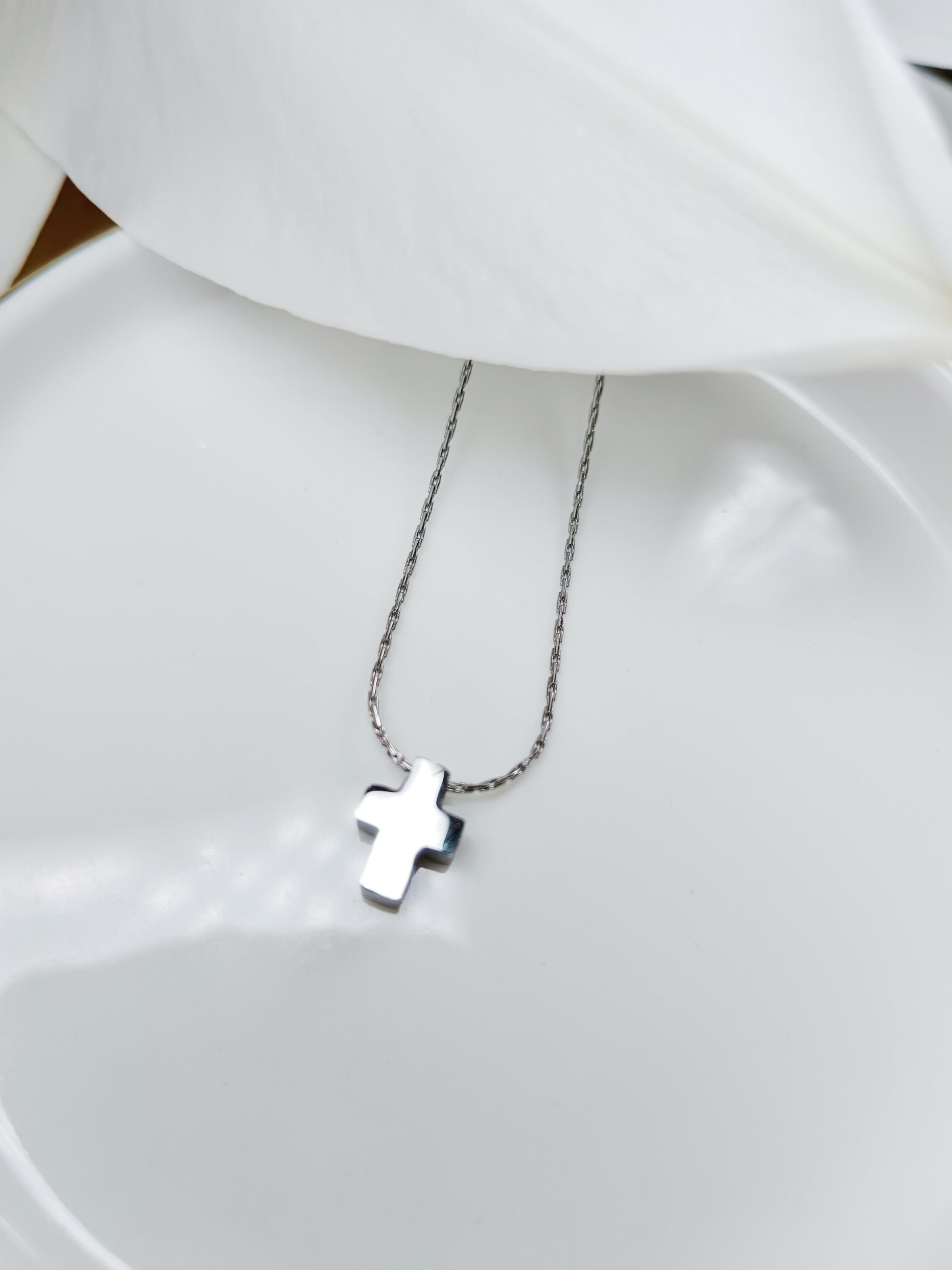 Collier chaîne fine Serpentine avec pendentif croix en acier inoxydable argent