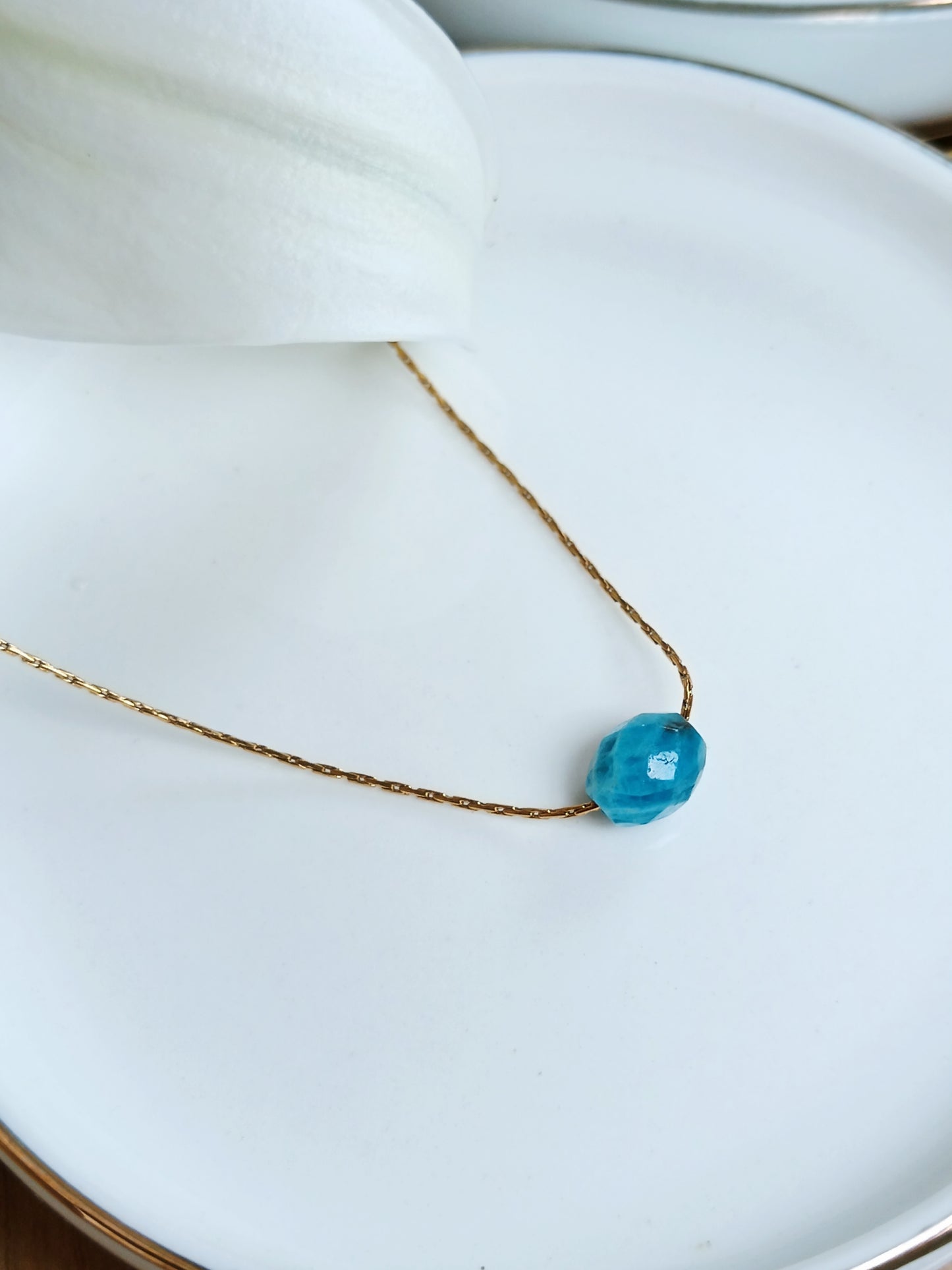 Collier en chaîne Serpentine fine en acier inoxydable doré et pierre apatite naturelle 