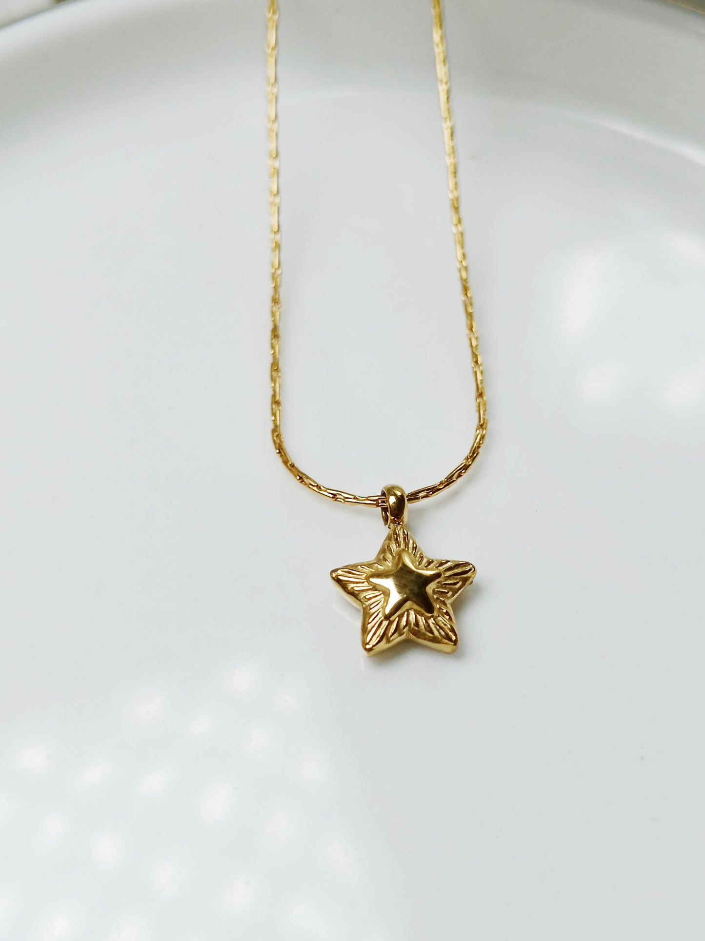 Collier chaîne fine Serpentine avec pendentif étoile  en acier inoxydable doré