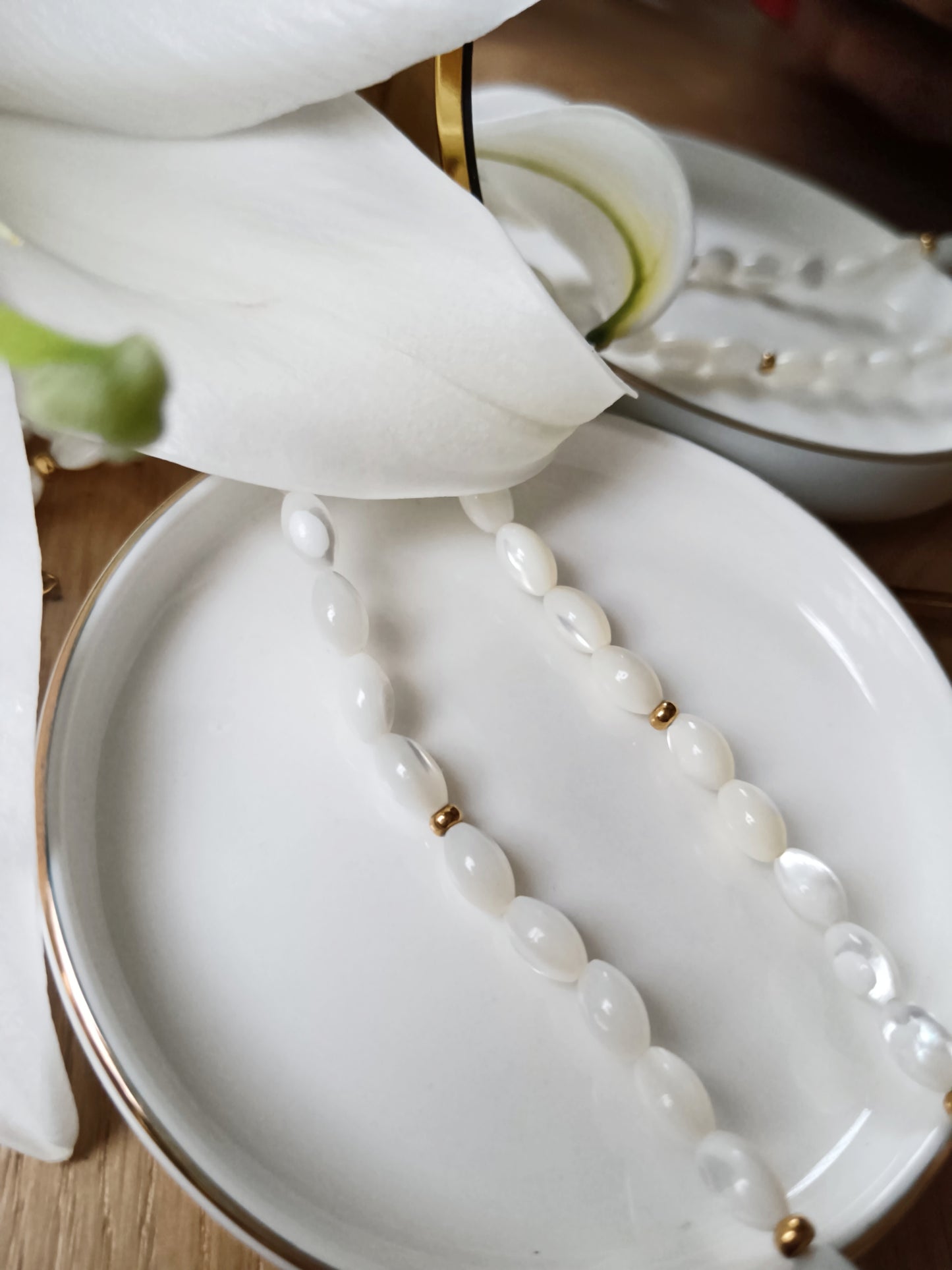 Collier en acier inoxydable doré et perles de nacre olives naturelles