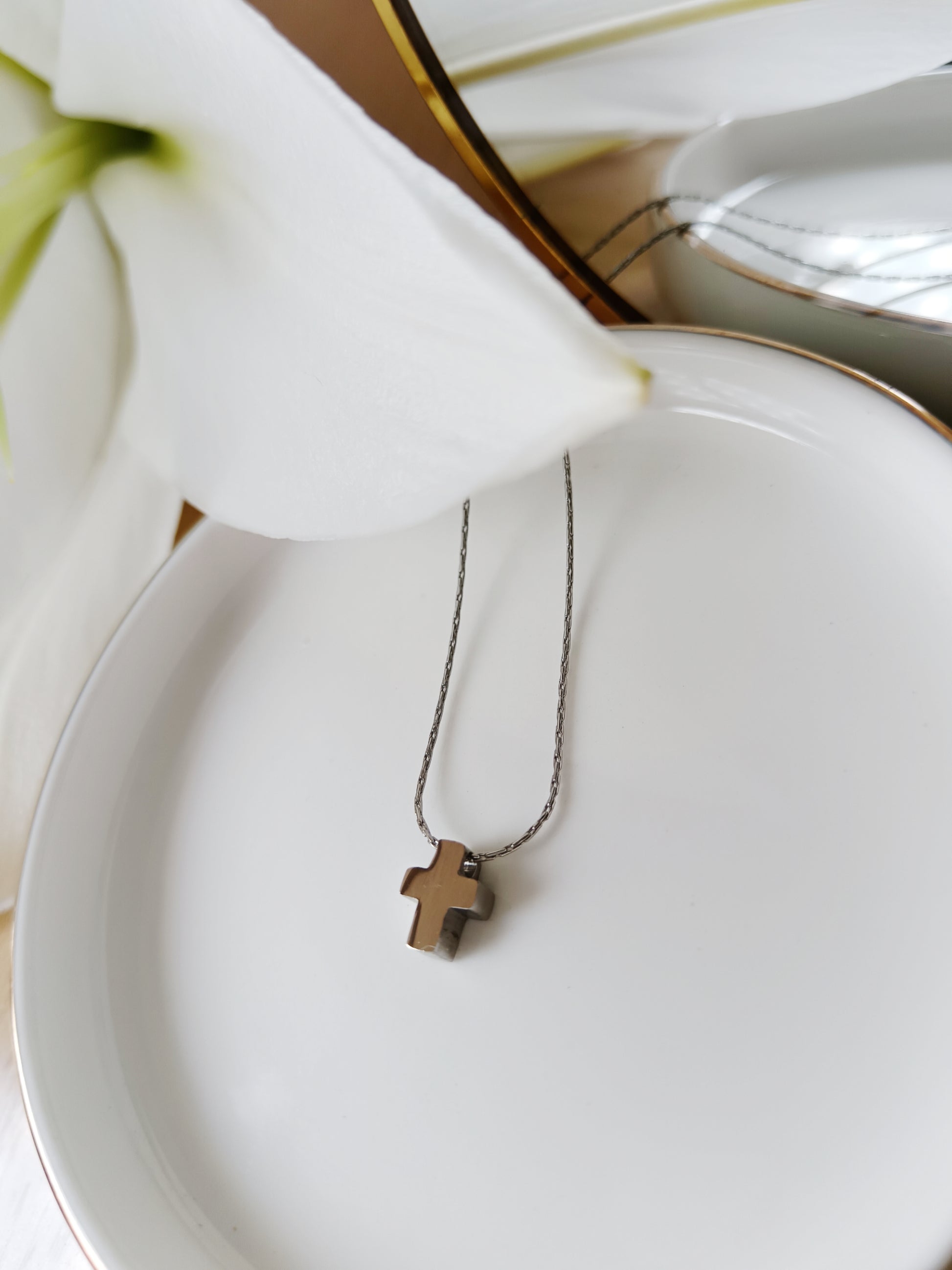 Collier chaîne fine Serpentine avec pendentif croix en acier inoxydable argent