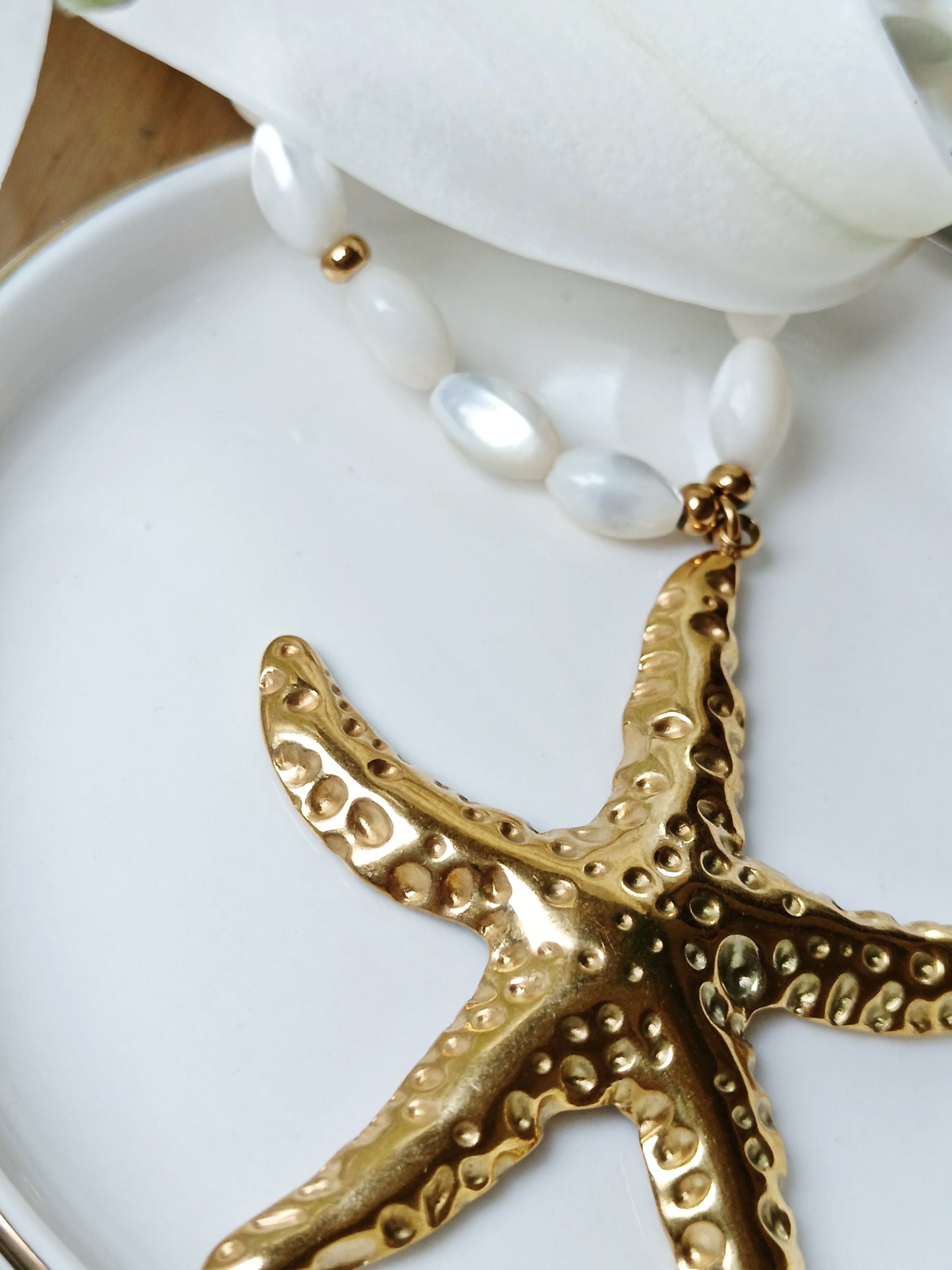 Collier étoile de mer en acier inoxydable doré et perles de nacre olives naturelles