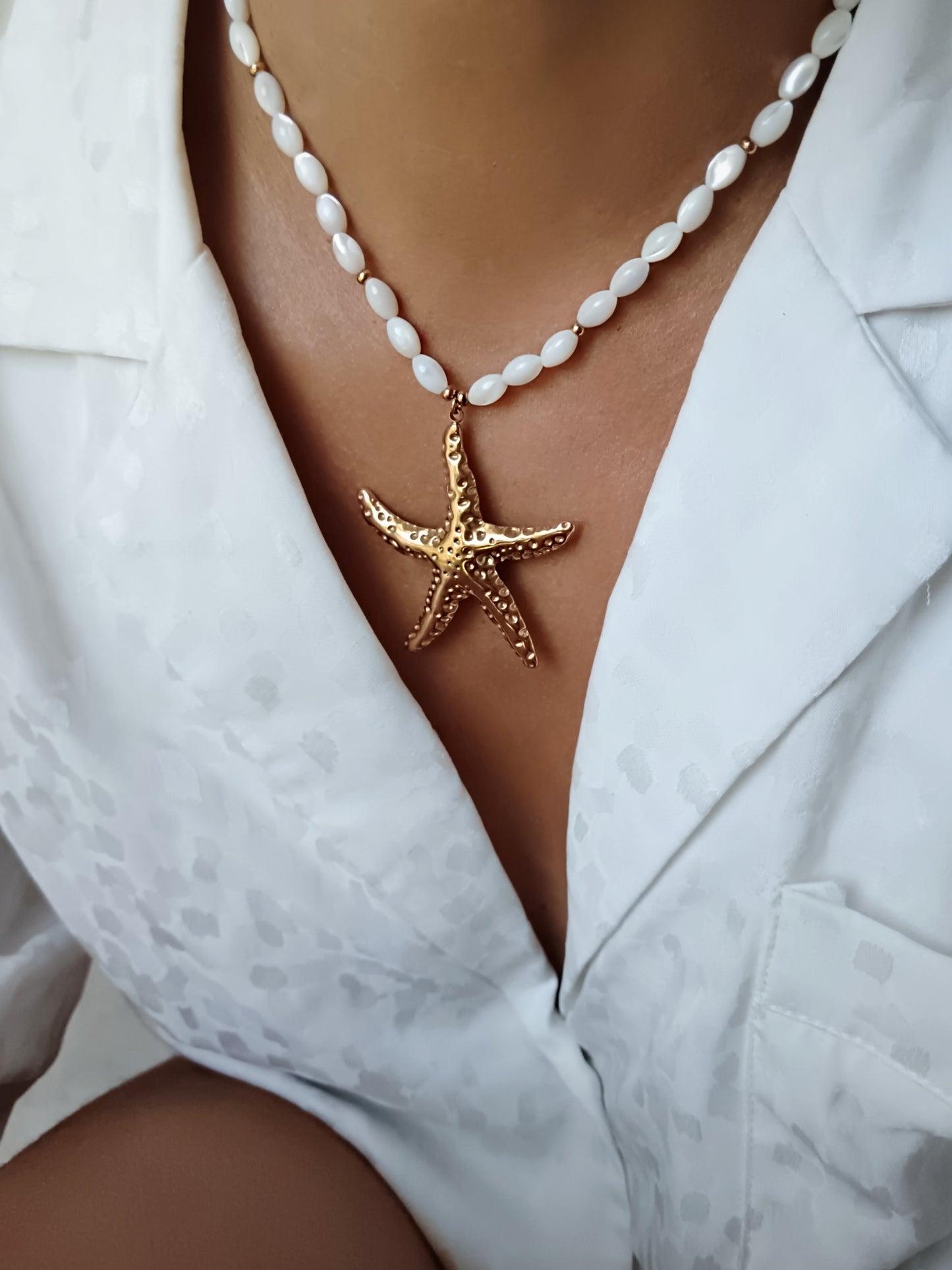 Collier étoile de mer en acier inoxydable doré et perles de nacre olives naturelles