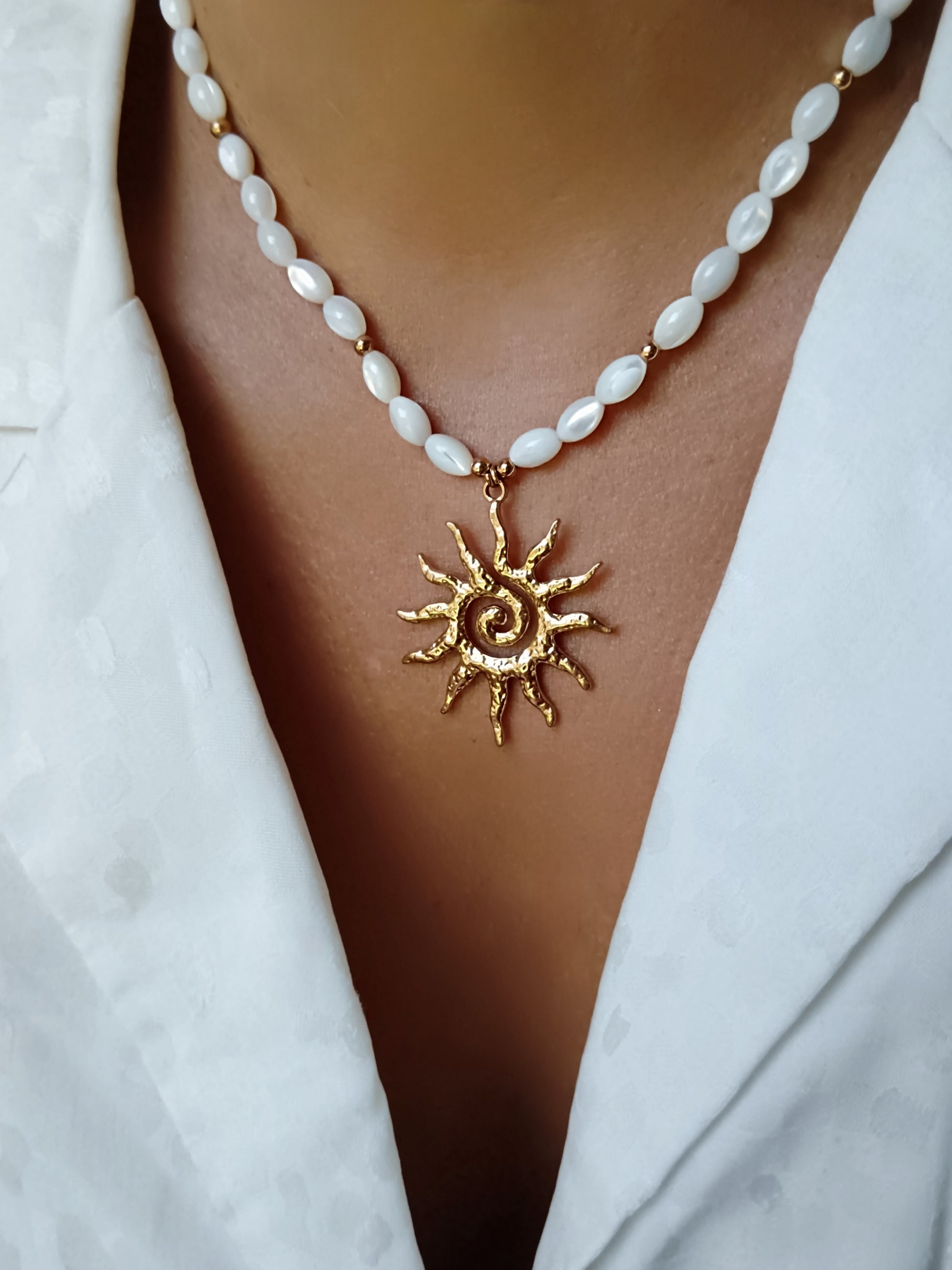 Collier soleil en acier inoxydable doré et perles de nacre olives naturelles