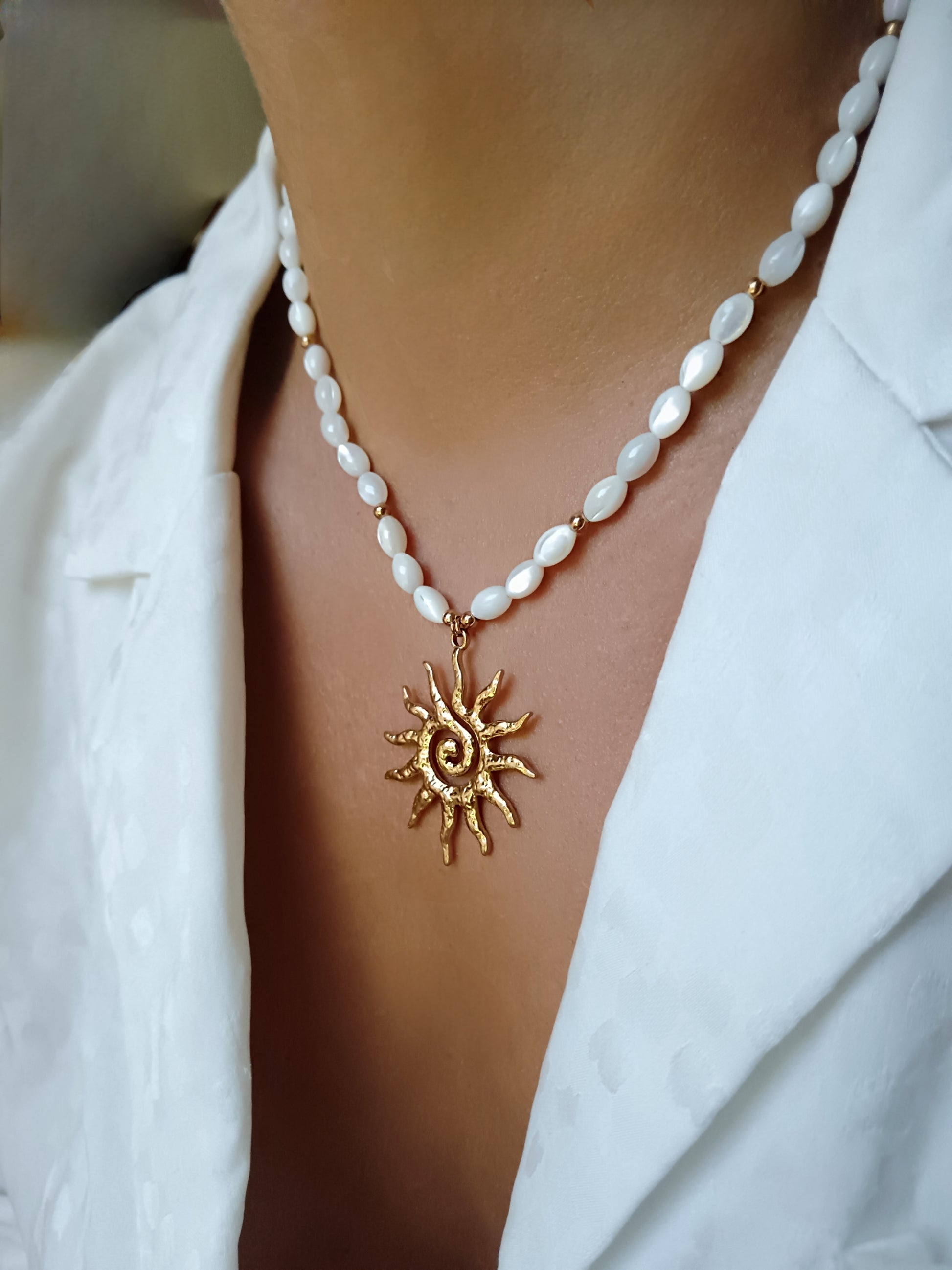 Collier soleil en acier inoxydable doré et perles de nacre olives naturelles