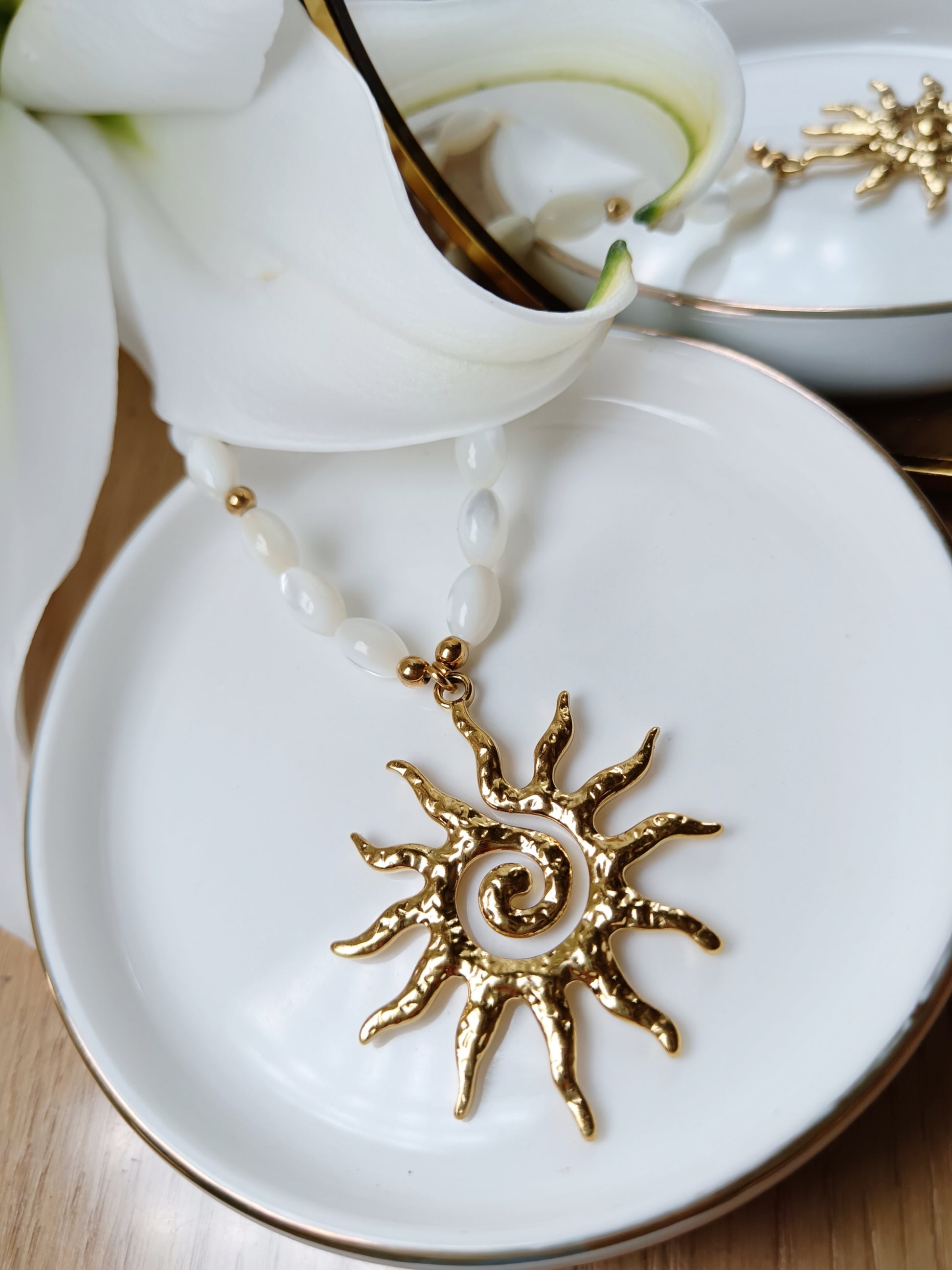 Collier soleil en acier inoxydable doré et perles de nacre olives naturelles
