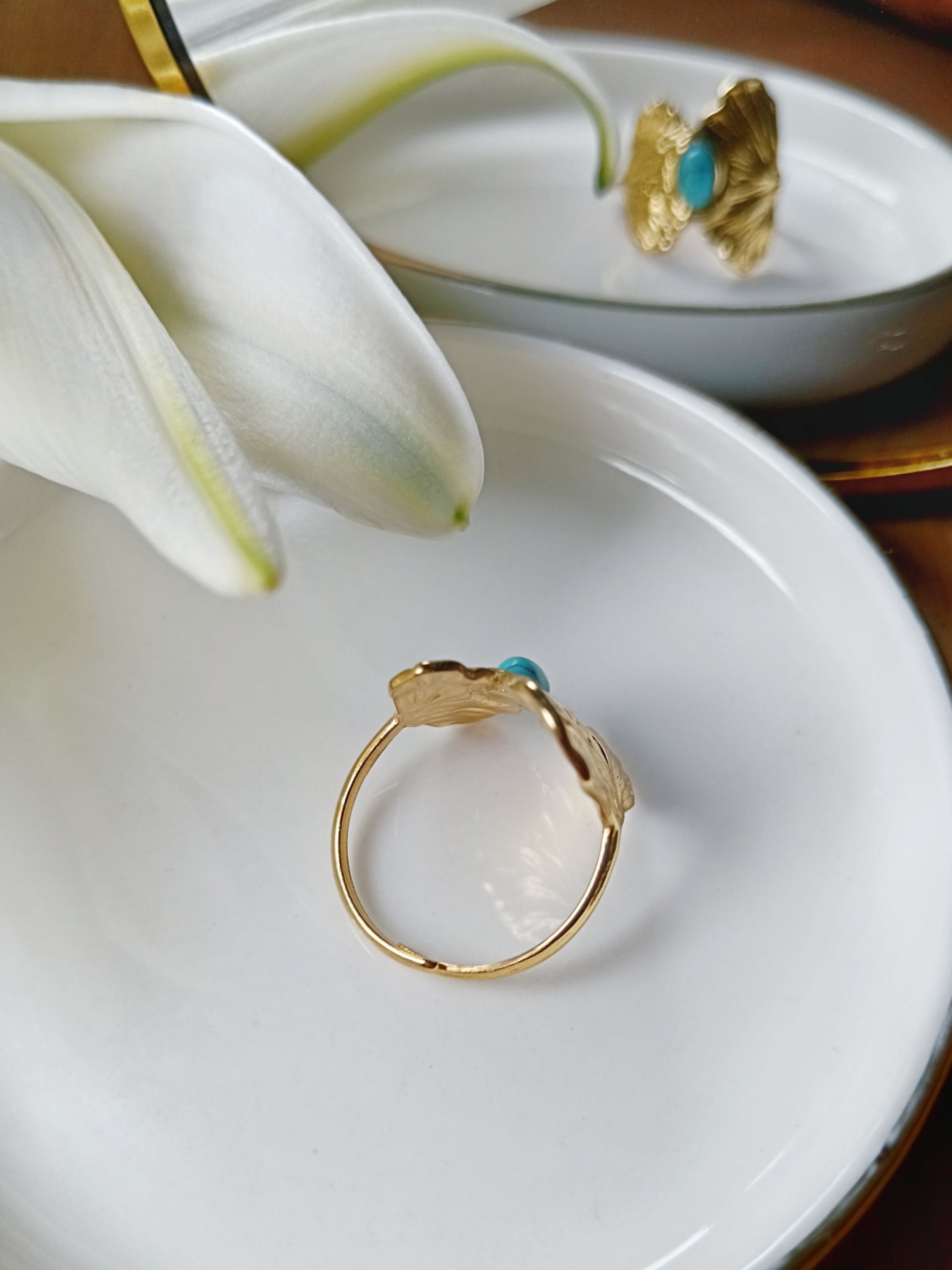 Bague feuille de ginkgo et pierre de turquoise naturelle en acier inoxydable doré réglable Ajustable