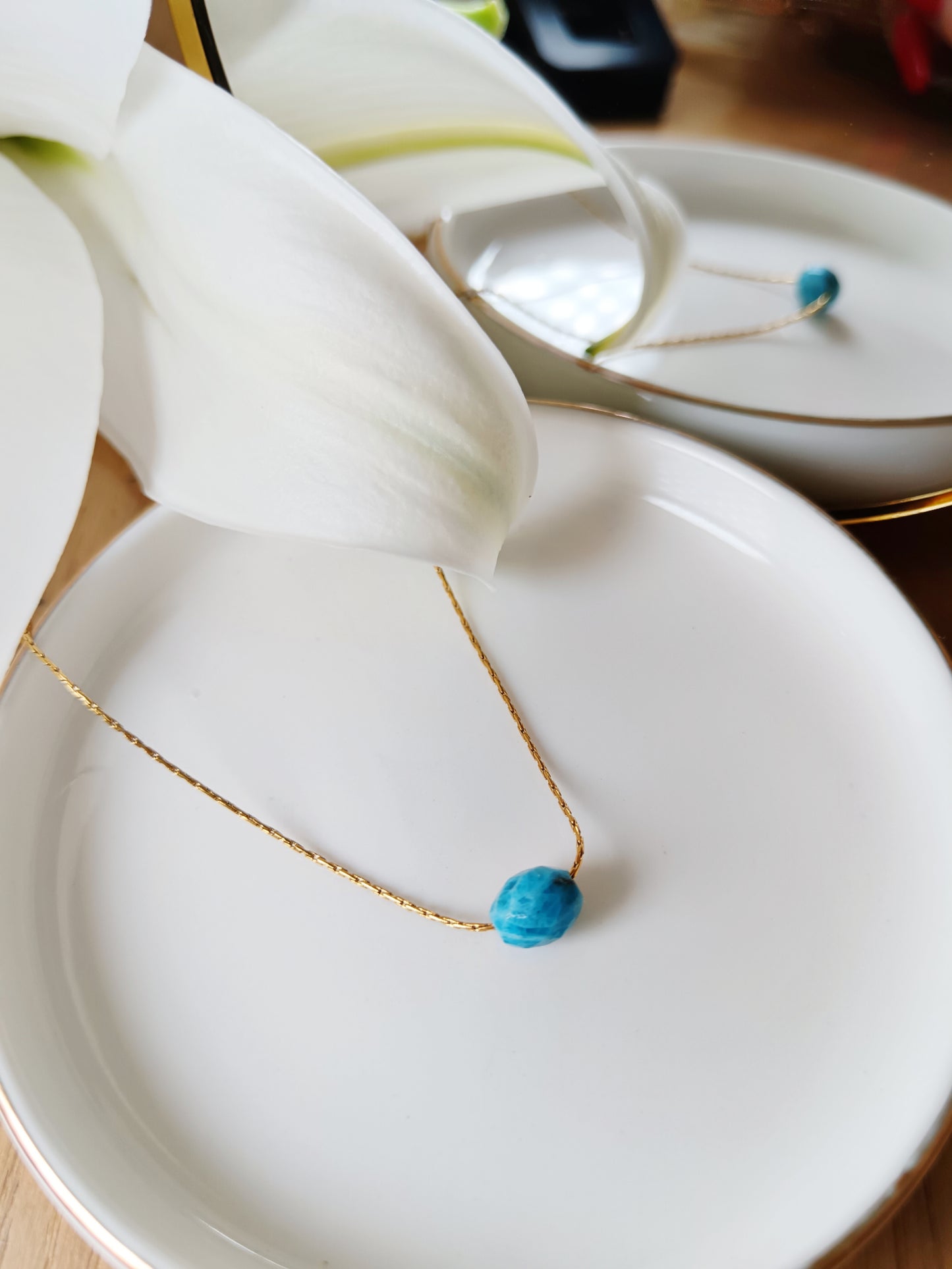 Collier en chaîne Serpentine fine en acier inoxydable doré et pierre apatite naturelle